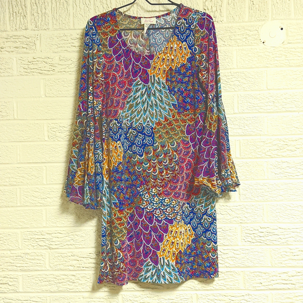 Ivy Road Feather pattern short dress with flowy bell sleeves Size M